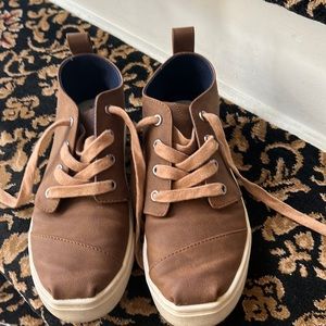 Boys lightly used boys tom’s shoes in tan size 4.5